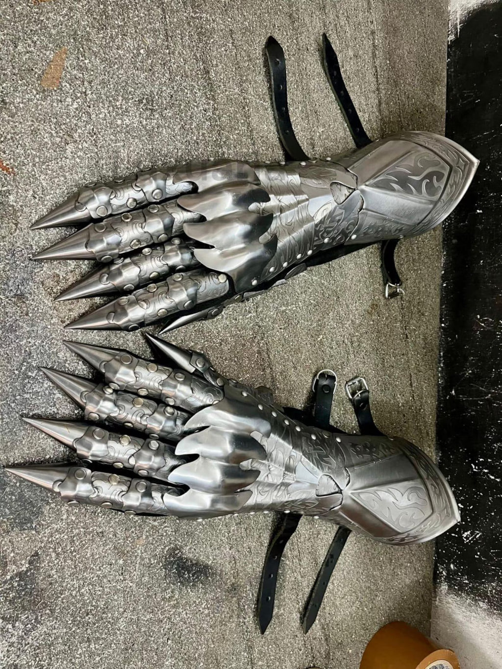 Medieval Nazgul Etching Gloves Set Medieval Knight Gothic Gauntlet Gloves Pair Best Halloween Costume Role Play & Cosplay.