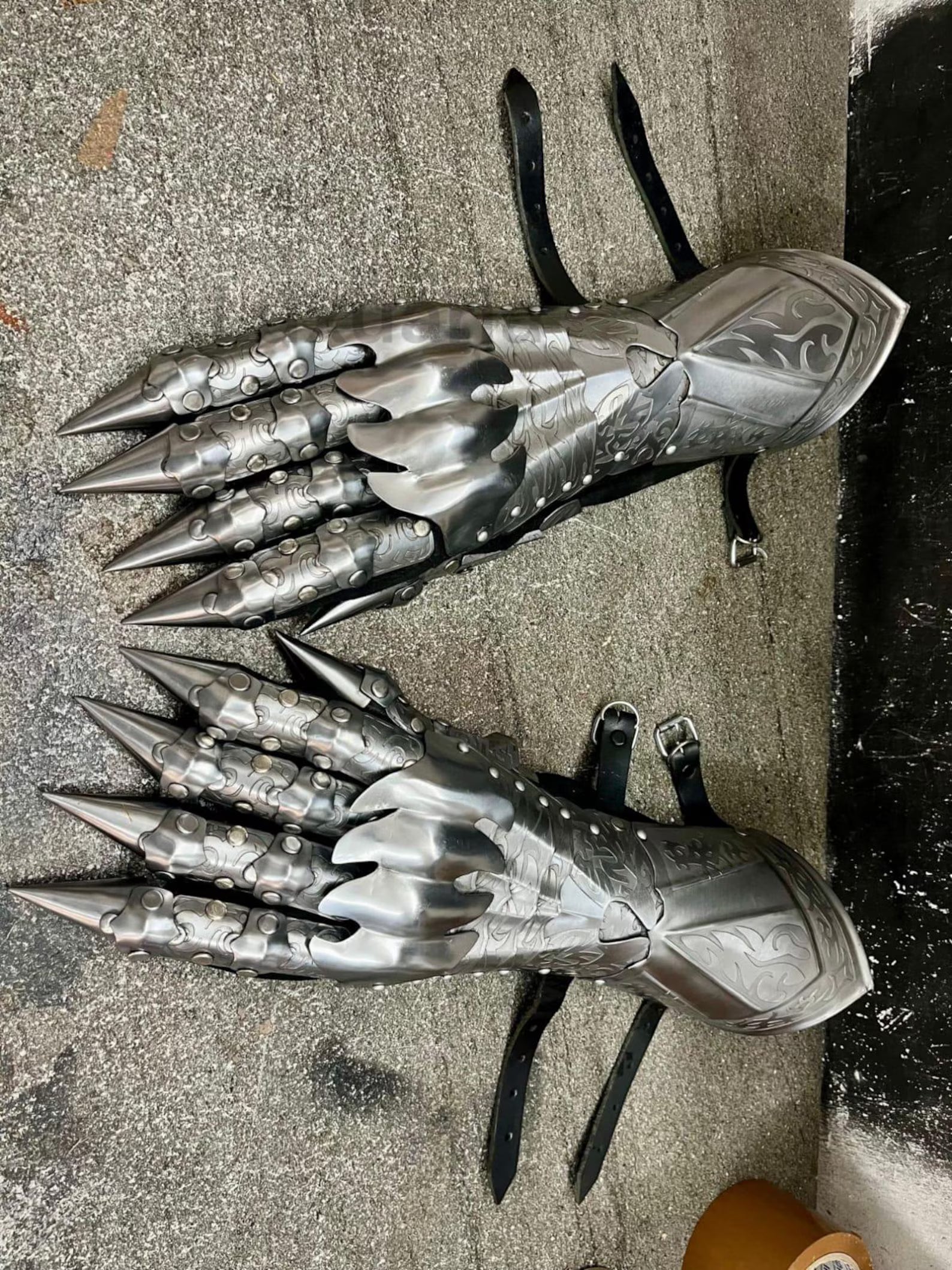 Medieval Nazgul Etching Gloves Set Medieval Knight Gothic Gauntlet Gloves Pair Best Halloween Costume Role Play & Cosplay.