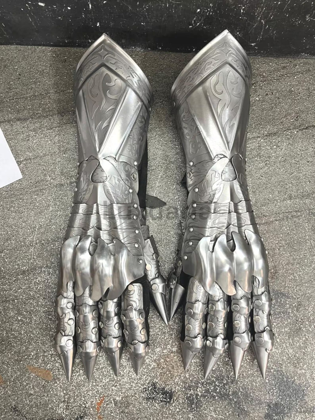 Medieval Nazgul Etching Gloves Set Medieval Knight Gothic Gauntlet Gloves Pair Best Halloween Costume Role Play & Cosplay.